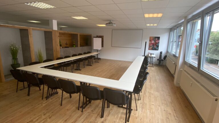 U-Form mit Tischen – maximal 22 Teilnehmer (plus Referent)