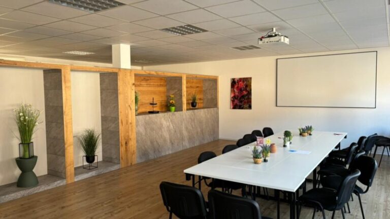 Tische – maximal 48 Teilnehmer (plus Referent)